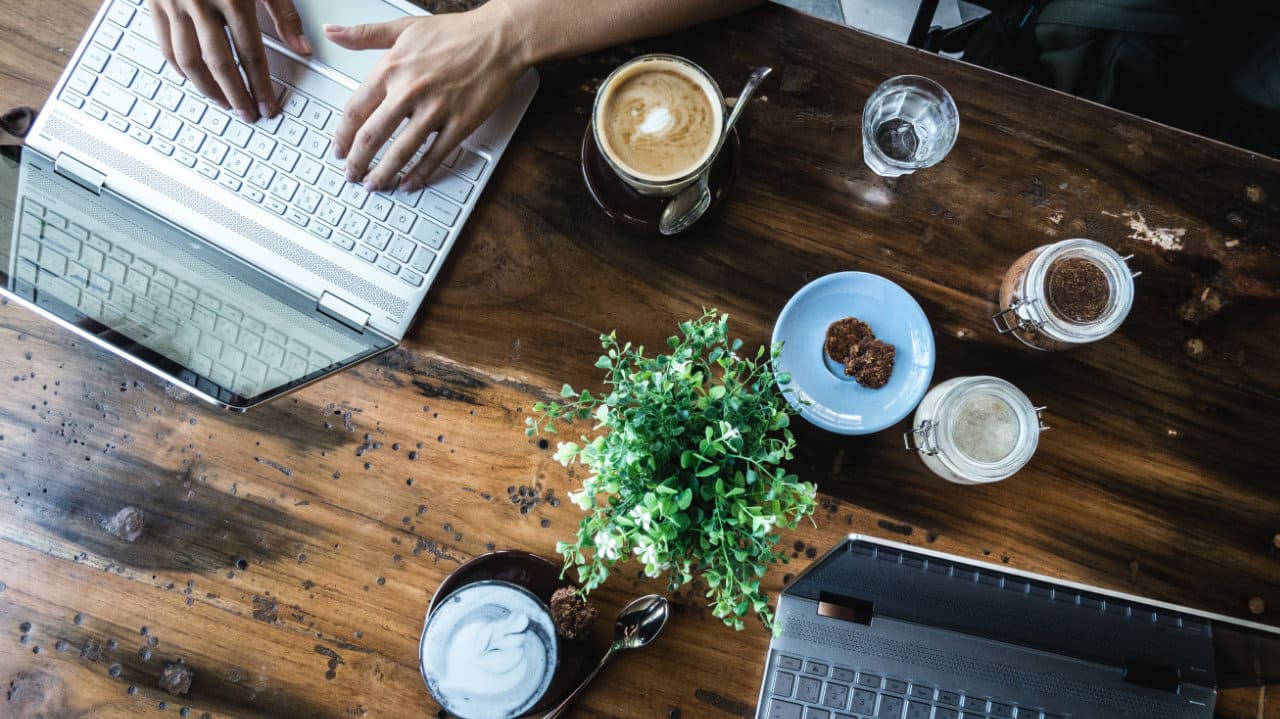 nomad working from a coffee shop